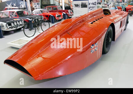 Dieses Bild zeigt die rechte Rückansicht des Sunbeam 1000 PS, eines historischen Hochleistungswagens, das im Heritage Motor Centre in Gaydon, England, ausgestellt wird. Stockfoto