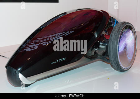 Der Toyota FV2 ist ein futuristisches Konzeptfahrzeug, das 2013 auf der Tokyo Motor Show präsentiert wird. Es verfügt über ein einzigartiges Design mit einem Fokus auf intuitive Bedienelemente, einschließlich der Möglichkeit, die Richtung mithilfe von Körperbewegungen zu ändern. Der Einparkmodus vorne links 3 betont seine fortschrittlichen technologischen Merkmale in einem kompakten, umweltfreundlichen Elektrofahrzeug. Stockfoto