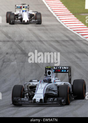 Das Williams-Duo nahm 2015 am Grand Prix von Malaysia Teil, einem Formel-1-Rennen auf dem Sepang International Circuit. Das Rennen war ein spannendes Schauspiel für Geschwindigkeit und Strategie, mit Williams an einem der prestigeträchtigsten Veranstaltungen im F1-Kalender teilnahm. Stockfoto
