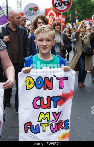 London, UK. 20. Juni 2015. Demonstranten auf die Anti strenge marschieren in central London, UK. Demonstrieren gegen die Milliarden von "£s" schneidet, Wohlfahrt und andere wichtige Einrichtungen. Die konservative Regierung Plan, £ 12 Milliarden aus dem Haushalt der Wohlfahrt zu schneiden. Ende Sparmaßnahmen protestieren jetzt London UK. Stockfoto