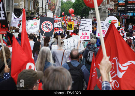 London, UK. 20. Juni 2015. Demonstranten auf die Anti strenge marschieren in central London, UK. Demonstrieren gegen die Milliarden von "£s" schneidet, Wohlfahrt und andere wichtige Einrichtungen. Die konservative Regierung Plan, £ 12 Milliarden aus dem Haushalt der Wohlfahrt zu schneiden. Ende Sparmaßnahmen protestieren jetzt London UK. Stockfoto