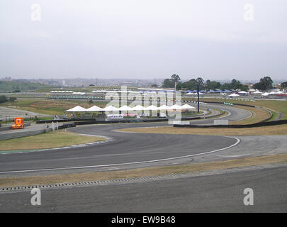 Die Autódromo José Carlos Pace ist eine bekannte Rennstrecke in Brasilien, die für den Großen Preis von Brasilien in der Formel 1 bekannt ist. Auf dieser Strecke befindet sich die berühmte Senna S-Kurve, ein anspruchsvoller Abschnitt, der nach dem legendären Fahrer Ayrton Senna benannt ist. Stockfoto
