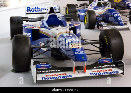 Der Williams FW18, ein kultiger Formel-1-Wagen, wird während seiner Teilnahme am Grand Prix von Donington aus dem vorderen rechten Winkel aufgenommen. Dieser Wagen ist bekannt für seine Leistung während der Formel-1-Saison 1996, die von Damon Hill gefahren wurde. Der Donington Grand Prix ist für seine schwierigen Bedingungen und das außergewöhnliche Handling des FW18 bekannt. Stockfoto
