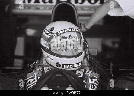 Ein Schwarzweißfoto von Ayrton Senna während des Großen Preises der Vereinigten Staaten 1991. Das Bild zeigt den legendären Fahrstil von Senna im Formel-1-Rennen und zeigt die Intensität und Geschwindigkeit des Wettbewerbs. Stockfoto