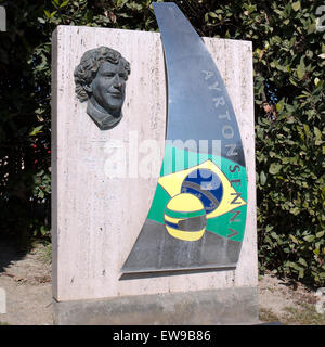 Ein Denkmal, das dem späten Formel-1-Fahrer Ayrton Senna auf dem Circuit de Barcelona-Catalunya gewidmet ist. Diese Hommage würdigt Sennas Erbe im Motorsport und seine bemerkenswerte Karriere im Formel-1-Rennen. Stockfoto
