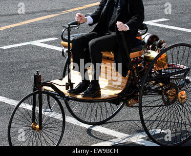 Der Benz Patent Motorwagen, ein historisches Automobil, wurde 2008 auf der Motorsport Japan-Veranstaltung vorgestellt. Dieses Fahrzeug gilt als erstes praktisches Fahrzeug mit innovativem Design und Technik, das den Grundstein für moderne Kraftfahrzeuge legte. Stockfoto
