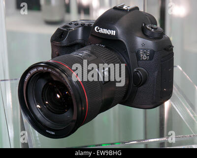 Die Canon EOS 5Ds wurde 2015 veröffentlicht und ist eine leistungsstarke DSLR-Kamera für professionelle Fotografen. Mit seinem Vollformatsensor mit 50 Megapixeln bietet er eine außergewöhnliche Bildqualität und eignet sich somit ideal für detailgetreue Landschaftsaufnahmen, Porträts und Studioaufnahmen. Die Kamera bietet schnellen Autofokus, fortschrittliche Verarbeitungsleistung und HD-Videofunktionen. Stockfoto