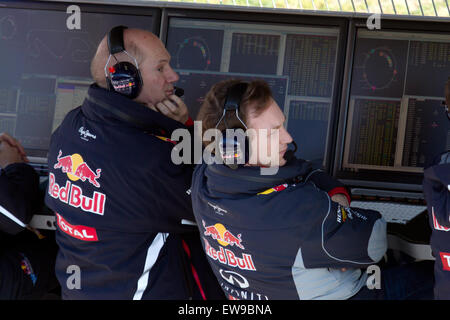 Christian Horner, Teamchef von Red Bull Racing, und Adrian Newey, Chief Technical Officer des Teams, werden während des Formel-1-Vorsaisontests 2013 auf dem Circuit de Catalunya in Spanien gesehen. Der Test war entscheidend für die Vorbereitungen von Red Bull vor der F1-Saison 2013. Stockfoto