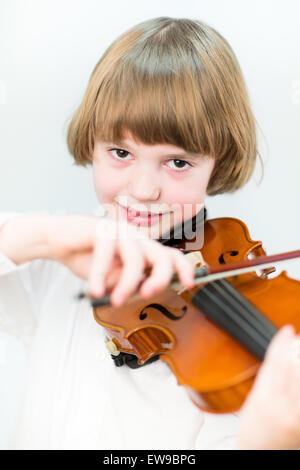 Glückliches Kind spielen Violine Stockfoto