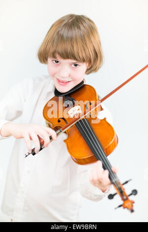 Niedliche Schuljunge Geigenspiel, Nahaufnahme, Porträt Stockfoto