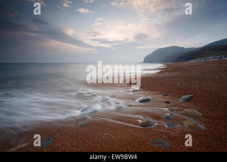 Einladendsten Strand mit goldenen Kappe in der Ferne. Juraküste Welterbe-Aufstellungsort. Dorset. VEREINIGTES KÖNIGREICH. Stockfoto