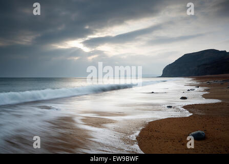 Einladendsten Strand mit goldenen Kappe in der Ferne. Juraküste Welterbe-Aufstellungsort. Dorset. VEREINIGTES KÖNIGREICH. Stockfoto