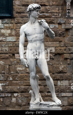 Das Bild zeigt eine moderne Nachbildung von Michelangelos ikonischer Marmorskulptur Davids. Diese 2013 entstandene Nachbildung bewahrt die genauen Details des ursprünglichen Meisterwerks der Renaissance und zeigt den dauerhaften Einfluss der klassischen Kunst. Stockfoto