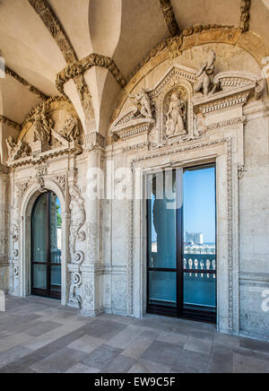 Italien Apulien Barletta La Marra Palast - Fassade mit Blick aufs Meer - offene Galerie mit Barock-Stil Details Stockfoto