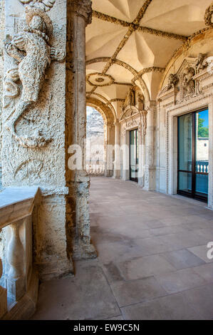 Italien Apulien Barletta La Marra Palast - Fassade mit Blick aufs Meer - offene Galerie mit Barock-Stil Details Stockfoto