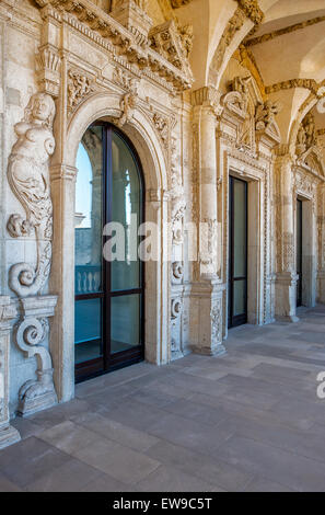 Italien Apulien Barletta La Marra Palast - Fassade mit Blick aufs Meer - offene Galerie mit Barock-Stil Details Stockfoto
