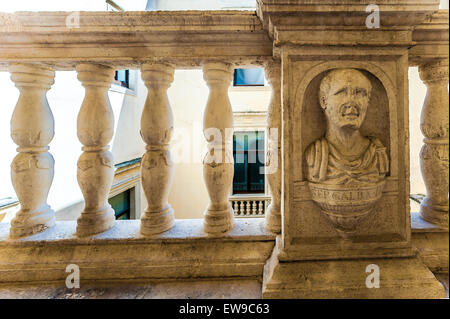 Italien Apulien Barletta La Marra Palast-Innenhof offene Galerie im 2. Stock Stockfoto