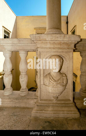 Italien Apulien Barletta La Marra Palast-Innenhof offene Galerie im 2. Stock Stockfoto