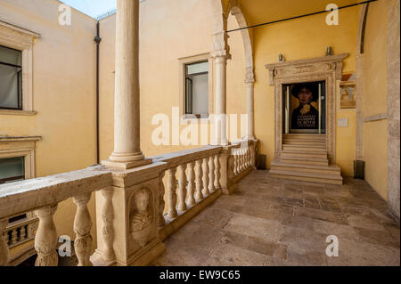 Italien Apulien Barletta La Marra Palast - Innenhof offene Galerie im 2. Stock Stockfoto