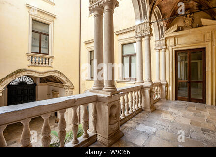 Italien Apulien Barletta La Marra Palast - Innenhof offene Galerie im 1. Stock Stockfoto
