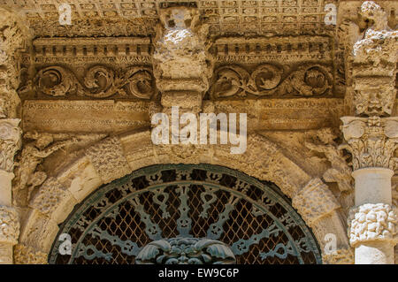 Italien Apulien Barletta La Marra Palast äußeren Fassade Seitenstraße - Particuar an der Tür, Stockfoto