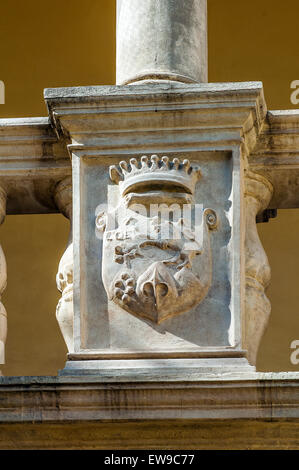 Italien Apulien Barletta La Marra Palace-das besondere Wappen auf der Loggia, mit Blick auf den Innenhof Stockfoto