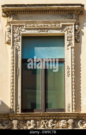 Italien Apulien Barletta La Marra Palace-Außenfassade Seitenstraße Fenster Stockfoto