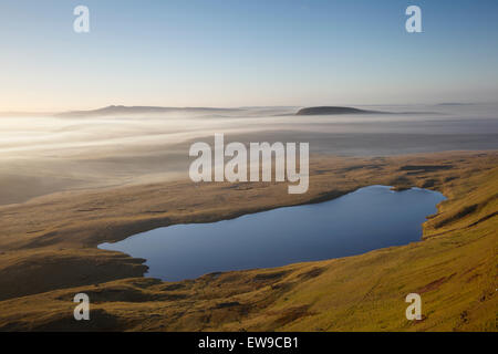 Llyn y Fan Fawr. Black Mountain. Brecon Beacons National Park. Powys. Wales. Fan-Gyhirych ist der Gipfel in der mittleren distan Stockfoto