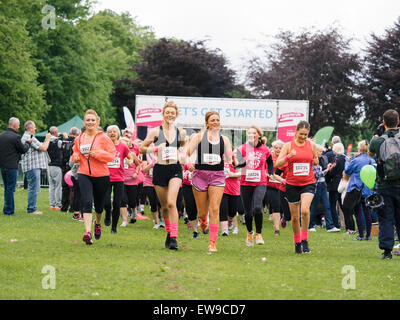 Glasgow, Vereinigtes Königreich. 20. Juni 2015. Frauen laufen die 5 k "Ziemlich schlammig" Rennen zugunsten der Krebsforschung im Bellahouston Park. Bildnachweis: Alan Robertson/Alamy Live-Nachrichten Stockfoto