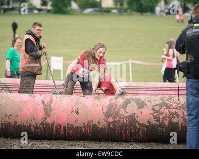 Glasgow, Vereinigtes Königreich. 20. Juni 2015. Frauen laufen die 5 k "Ziemlich schlammig" Rennen zugunsten der Krebsforschung im Bellahouston Park. Bildnachweis: Alan Robertson/Alamy Live-Nachrichten Stockfoto