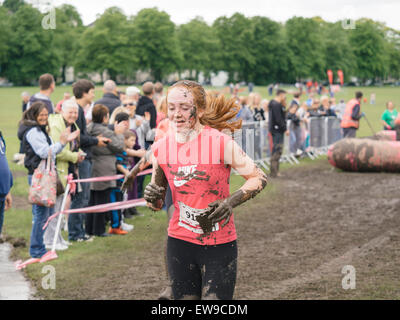 Glasgow, Vereinigtes Königreich. 20. Juni 2015. Frauen laufen die 5 k "Ziemlich schlammig" Rennen zugunsten der Krebsforschung im Bellahouston Park. Bildnachweis: Alan Robertson/Alamy Live-Nachrichten Stockfoto