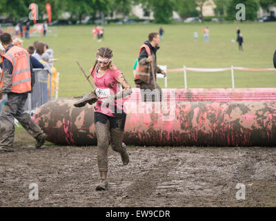 Glasgow, Vereinigtes Königreich. 20. Juni 2015. Frauen laufen die 5 k "Ziemlich schlammig" Rennen zugunsten der Krebsforschung im Bellahouston Park. Bildnachweis: Alan Robertson/Alamy Live-Nachrichten Stockfoto