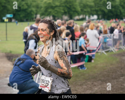 Glasgow, Vereinigtes Königreich. 20. Juni 2015. Frauen laufen die 5 k "Ziemlich schlammig" Rennen zugunsten der Krebsforschung im Bellahouston Park. Bildnachweis: Alan Robertson/Alamy Live-Nachrichten Stockfoto