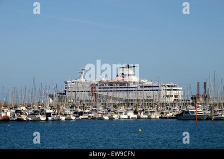 Eine Cross-Channel-Fähre Partie am Außenhafen in Saint-Malo, Bretagne, überragt die Yachten und Sportbooten. Stockfoto