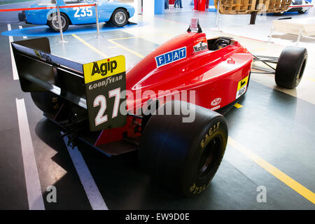 Der Ferrari 640 wird im Museo Ferrari ausgestellt und zeigt sein Heckdesign. Der Ferrari 640 ist bekannt für seine unverwechselbare Hinterradaufhängung und seine einzigartige Aerodynamik und wurde während der Saison 1989 im Formel-1-Rennen eingesetzt. Er stellt einen entscheidenden Moment in Ferraris Technik- und Renngeschichte dar. Stockfoto