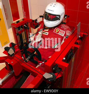Dieses Bild zeigt das Ferrari Fahrer Trainingsgerät, das sich im Museo Ferrari befindet. Diese Maschine war Teil des Ferrari-Trainingsprogramms, das den Fahrern bei der Simulation und beim Üben von Manövern mit hoher Geschwindigkeit und der Streckenbedingungen in einer kontrollierten Umgebung helfen soll. Stockfoto