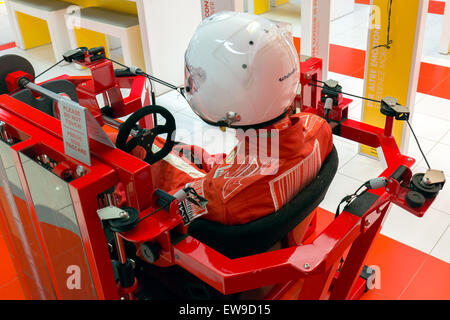Das Ferrari Drivers Training Machine befindet sich im Museo Ferrari und zeigt ein einzigartiges Stück der Renngeschichte von Ferrari. Diese Maschine wurde für Trainingszwecke für Ferrari-Fahrer entwickelt und bietet Einblicke in ihre Hochleistungstechniken. Stockfoto