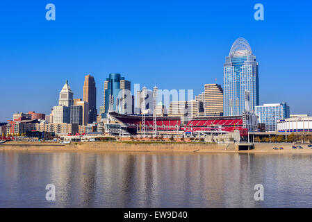 Skyline von Cincinnati über den Ohio River gesehen Stockfoto