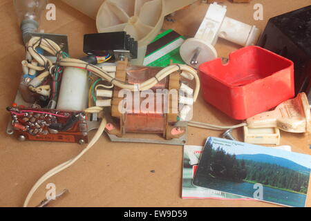 sind alte unerwünschte elektrische Komponenten Stockfoto