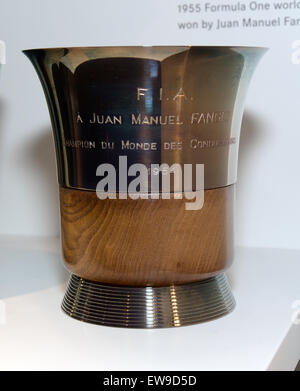 Der Formel-1-WM-Cup 1954, den Juan Manuel Fangio gewann, ist im Mercedes-Benz Museum untergebracht. Diese legendäre Trophäe symbolisiert Fangios Dominanz im Motorsport in den 1950er Jahren und seinen Einfluss auf die Geschichte der Formel 1. Stockfoto
