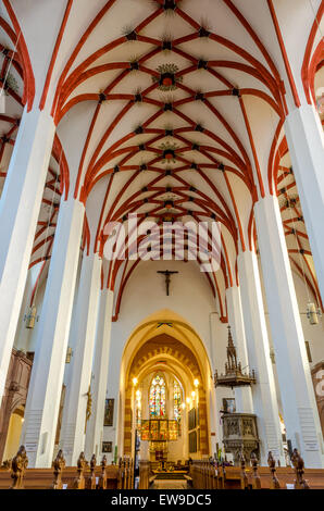 Gang und Altar der St. Thomas-Kirche in Leipzig.  Deutscher Komponist Johann Sebastian Bach wird vor dem Altar begraben. Stockfoto