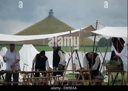 Löwen-Hügel, Waterloo, Belgien. 20. Juni 2015. Morgen Aufgaben der Alliierten Biwak am zweiten Tag die massive Nachstellung der Schlacht von Waterloo. Das Frühstück wird in einem alliierten Biwak im Zelt in der Nähe von Gedenkstätte Löwen Hügel im Hintergrund zubereitet. Bildnachweis: Malcolm Park Leitartikel/Alamy Live-Nachrichten Stockfoto