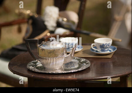 Löwen-Hügel, Waterloo, Belgien. 20. Juni 2015. Morgentee Alliierten Biwak am zweiten Tag die massive Nachstellung der Schlacht von Waterloo. Senior Officers camp Tee-Service. Bildnachweis: Malcolm Park Leitartikel/Alamy Live-Nachrichten Stockfoto