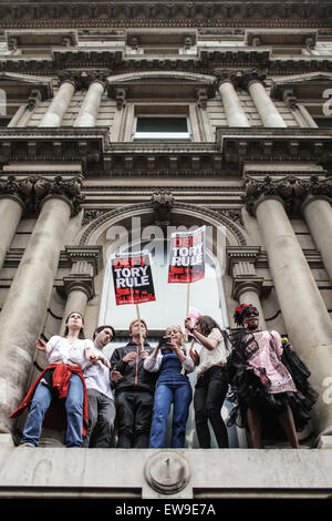 London, UK. 20. Juni 2015. Demonstranten Tanz auf Whitehall nach der "End Sparmaßnahmen Now" Demonstration gegen Kürzungen zu öffentlichen Ausgaben unter konservativen Regierung von David Cameron. Bildnachweis: Rob Pinney/Alamy Live-Nachrichten Stockfoto