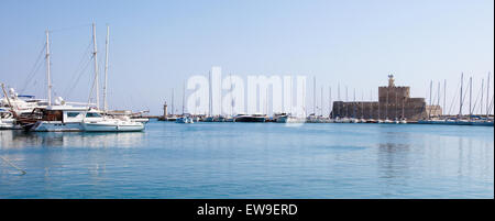 Rhodos, Griechenland - 12. Juni 2015: Fort St. Nikolaus am Hafen der Stadt Rhodos, Griechenland. Stockfoto