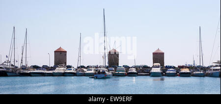 Rhodos, Griechenland - 12. Juni 2015: Windmühlen am Hafen der Stadt Rhodos, Griechenland. Stockfoto