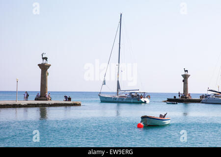 Rhodos, Griechenland - 12. Juni 2015: Bronze Hirsch Statuen am Hafen der Stadt Rhodos, Griechenland. Stockfoto