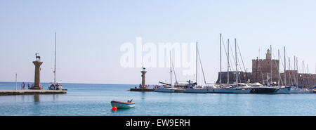 Rhodos, Griechenland - 12. Juni 2015: Fort St. Nikolaus am Hafen der Stadt Rhodos, Griechenland. Stockfoto