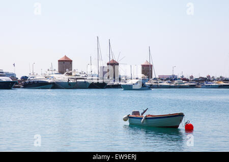 Rhodos, Griechenland - 12. Juni 2015: Windmühlen am Hafen der Stadt Rhodos, Griechenland. Stockfoto