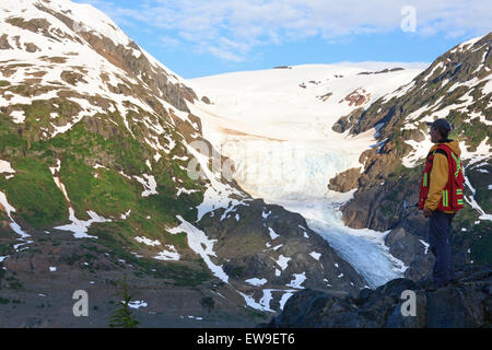 Geologen erkunden für Mineralien, Lachs Gletschergebiet, Stewart, Britisch-Kolumbien Stockfoto